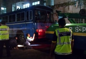 PENGUATKUASA MPSP sedang menunda sebuah bas kilang di Taman Permata dalam operasi bersepadu menangani kenderaan berat parkir di kawasan kediaman awam sekitar Seberang Perai di sini baru-baru ini.