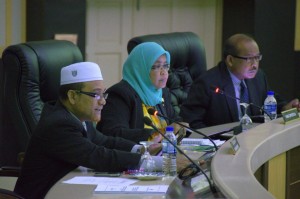 (Dari kiri), SETIAUSAHA Perbandaran MPSP Sr. Rozali Mohamud dan Maimunah Mohd Sharif (tengah ) ketika berlangsungnya Majlis Mesyuarat Penuh MPSP di sini baru-baru ini.