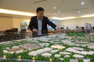 黄汉伟向媒体讲解兴建人民可负担房屋计划细节