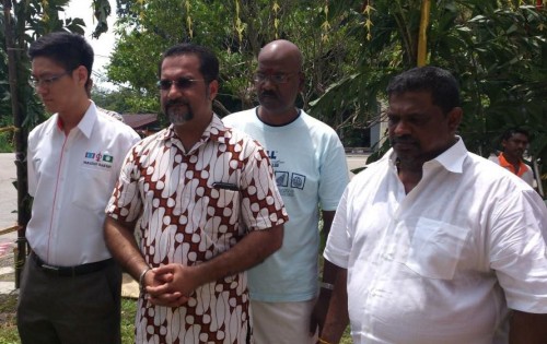 தீமிதித் திருவிழாவில் கொடி மலை நாடாளுமன்ற உறுப்பினர் சய்ரில் கீர் ஜொஹாரி மற்றும் கிராமம், நகரம் மற்றும் வீடமைப்புத் திட்டமிடல் சேவைக் குழுவின் ஆட்சிக்குழு உறுப்பினர் ஜெக்டிப் சிங் டியோ கலந்து கொண்டனர்.