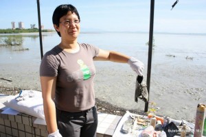 叶舒惠在新关仔角宣布槟城国际海岸线清洁运动活动后向媒体展出新关仔角所捞到的垃圾