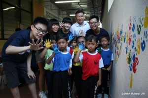 韩院生与Perkim幼儿园孩子们一同完成的心型手印图