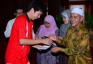 ADUN Sungai Bakap merangkap Timbalan Speaker Dewan Undangan Negeri, Maktar Shapee (kanan sekali) menyampaikan sumbangan kepada salah seorang penerima peringkat SPS.