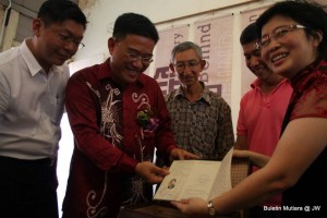 林玉裳(右1)向黄汉伟(左2)及郑来兴(左1)展出祖父箧荜里的文件