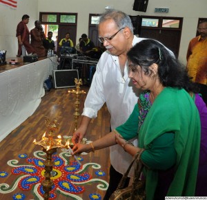 மாநில அளவிலான தீபாவளி திறந்த இல்ல உபசரிப்பு விழா மாநில இரண்டாம் துணை முதல்வர் பேராசிரியர் ப. இராமசாமி அவர்கள் தமது துணைவியர் திருமதி கலையரசியுடன் இணைந்து குத்து விளக்கேற்றி தொடக்கி வைத்தார்.