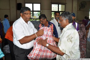 பாகான் டாலாம் சட்டமன்ற உறுப்பினர் மதிப்பிற்குறிய திரு தனசேகரன் அவர்கள் பொது மக்களுக்குப் பரிசுக்கூடை வழங்கினார்.