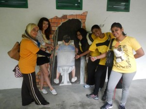 SEKUMPULAN pengunjung bergambar kenangan dengan lukisan mural menarik.