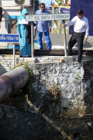 Chow  taking a look at Sungai Batu Feringghi during a site visit with Penang Island Municipal Council chief Datuk Patahiyah Ismail recently.