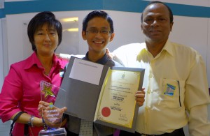 Suvindraj and his parents beaming with pride for the award and recognition of achieving 4As in the STPM.