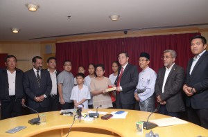 死者母亲陈马碹以及堂哥张宗吉在巴当哥打州议员刘敬亿的陪同下，从首长林冠英手中接过两万令吉的支票。