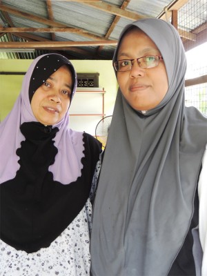 DUA sahabat karib, Kartina Mamat (kanan) dan Hayati Md. Lazim.
