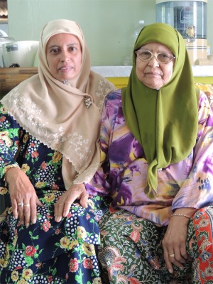ROHAINI Ismail bersama ibunya, Fatimah Salleh. 