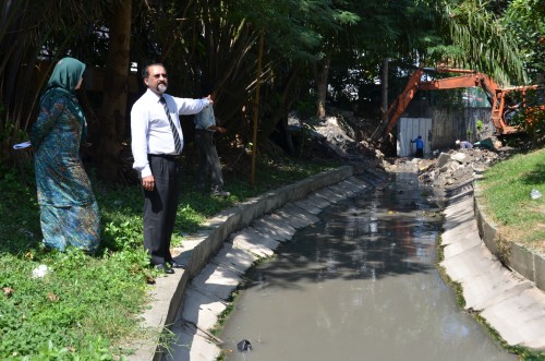 Jagdeep showing members of the media the widening and deepening of Sungai Jelutong which will alleviate floods along Sungai Pinang as the rivers are connected. 