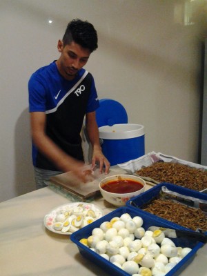 PERSEDIAAN terakhir sebelum membungkus nasi lemak. 