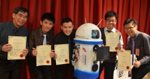 4名来自槟城英迪学院的学生制造出学院导览机器人，在学院内成为院生的导览仪器，荣获Laureate大赛大奖。