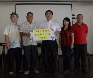 黄汉伟(中)特别拨出其选区拨款5940令吉,购买一台复印机及冷气给公民总校,以提升该校硬体设备。