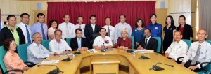 槟州首长林冠英(前排中)移交回馈金仪式时深深感谢独中教职员一直以来为教育所付出的贡献。