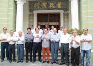 丹绒区国会议员黄伟益(前排左5)表示,新春庙会是槟州最盛大的常年活动,而州政府每年都会拨款赞助该活动,希望把新春庙会能够推向更高的层次。