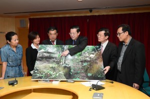 李文宝（左2）向槟州首长林冠英（右3）讲解“岩谷Glamping度假露营”度假村的发展概念。 