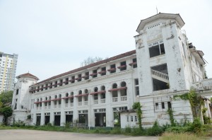 A shot of the Runnymede Hotel building, ruined by the course of time and abandonment. 