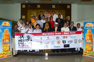 MPSP president Maimunah Mohd Shariff (centre) posing for a group photograph with members of the Malaysian Red Crescent Central Seberang Prai Chapter and a few sponsors of the  Guang Ming Wellness Tour and Merdeka Sports Carnival.