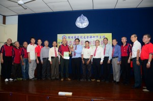 槟州首长政治秘书黄汉伟（左9）出席《最杰出华校校友会首长杯》竞赛颁奖礼。 