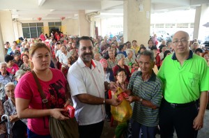 佳日星（左2）出席斯里丹绒公寓举办的布施粮食活动，移交食物及饮料给该区218名各族贫困乐龄人士。
