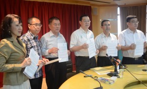 槟州首长林冠英(右3)公布,截至今年5月,槟城共取得31亿令吉投资。左2为投资槟城董事拿督李家全。