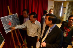 槟州地方政府委员会主席曹观友行政议员（左2）与槟州首长林冠英（右1）研究着八条路网寮可负担房屋计划的发展地段。