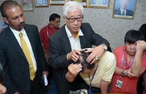 Ramkarpal and Phee pointing out the wound onYew Kuen's head while Chan Kwong shows the injury he sustained as a result of the incident.