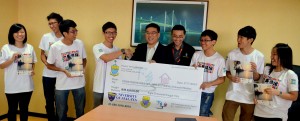 槟州首长政治秘书黄汉伟州议员（中）移交8000令吉拨款支持给马来亚大学槟州同学会主席苏一杭（左3）。