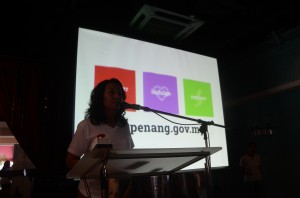 Ooi addressing members of the media during the launch with the 'my Penang' website being shown in the background.