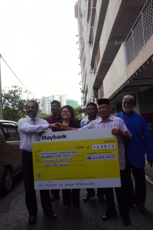 Jagdeep (left) presented the mock cheque to Razak in front of block 9