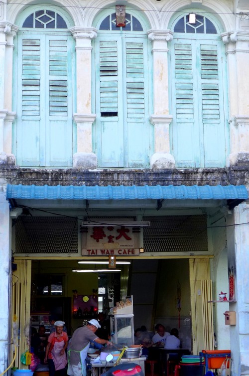 Many good hawker foods are tucked in these old buildings and one just need to explore the city to find out the best.