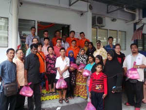 彭加兰哥打区州议员刘敬亿联同乡委会推行关怀计划，与弱势家庭共庆马来西亚成立日。
