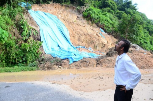 Ramkarpal visiting the landslide area at Bukit Kukus.