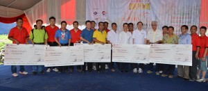 槟州首长林冠英（右7）为大山脚峇冬丁宜太子殿举办慈善脚车运动主持挥旗仪式，1000名骑士为5所中小学筹获12万令吉善款。