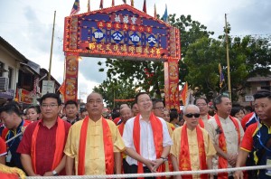 槟州首长林冠英(中)为让这届大马大伯公节及国际福德文化节顺利举行,拨出8万8888令吉首长特别拨款给宝福社。右2为宝福社主席拿督林俊錂。