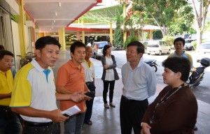 林清和（左起）、郑雨周及曹观友向槟岛市政局官员了解提升工作情况。