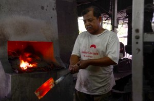 SEBILAH pisau yang baru siap  dibakar. 