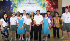 槟州首长林冠英（左5）出席2014年槟州政府小型奖学金颁发典礼。