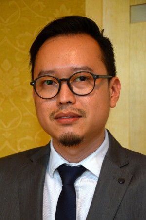 槟城环球旅游机构总经理黄茁原希望邓章耀能够停止散播谎言，并且光明磊落地提出证据来佐证他所声称的槟城环球旅游机构或州政府旗下任何机构，随着由私人界经营、位于峇都丁宜的“潮野海上冒险主题乐园”关闭而蒙受任何财务上的损失。