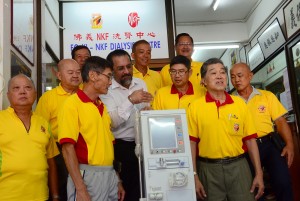 槟州房屋委员会主席佳日星行政议员（中）以个人名义捐献4万5000令吉，购捐一台洗肾仪器给槟城佛义洗肾中心，并希望以抛砖引玉方式，鼓励更多民众捐助佛义，协助有需要的肾友。 