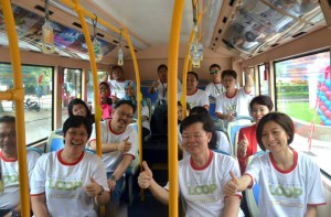 槟州地方政府委员会主席曹观友（前排右2）及浮罗池滑区州议员叶舒惠（前排左2）为免费巴士计划主持推介礼。