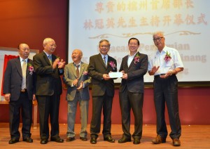槟州首长林冠英（右2）为北海中华总校文化走廊主持开幕典礼后宣佈拨出10万令吉给该校建委會，并希望借此引起抛砖引玉效应，让该校孩子们能够在更完善的软硬体设备和更舒适地环境下上课。