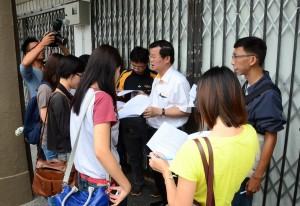 槟州地方政府委员会主席曹观友行政议员(中)促请国防部尽快把红毛路40号古迹建筑物管理权移交给发展商,以便发展商可进行修复工程。