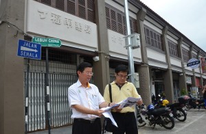 槟州地方政府委员会主席曹观友行政议员(左)促请违建屋后地板及增建厕所的大街7间店屋业主申请修复工准证手续,而不是使用走捷径的方式。