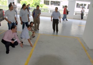 槟州发展机构咨询董事黄伟益(左1)在槟州发展机构总经理拿督罗斯里(右1)及槟州发展机构咨询董事孙意志州议员(左2)陪同下,巡视已竣工的升旗山多层停车场。(摄影:罗孙庭)