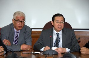 针对内政部长丹斯里阿末扎希指内政部与槟州政府达成协议,将槟州自愿巡逻队纳入社区警察单位一事,槟州首长林冠英(右)否认同意有关建议,并强调州政府将继续执行州行政议会决议,上庭捍卫巡逻队的合法性。旁为槟州行政议员彭文宝。