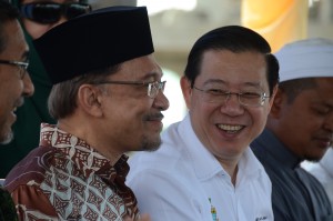 KETUA Menteri beramah-mesra dengan Anwar Ibrahim pada Majlis Perasmian Projek Penaiktarafan Jalan Utama ke Madrasah An-Nahdhoh di sini baru-baru ini.  